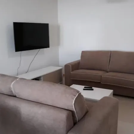Modern 3 Bedroom Pool View. * البوفيرا