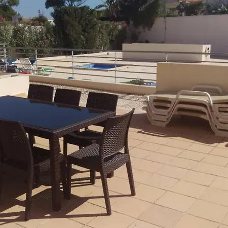 Modern 3 Bedroom Pool View. Apartamento